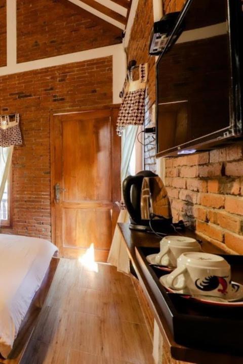 Omah Teras Bata Guesthouse Yogyakarta Exterior photo
